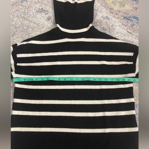 Oversized Turtleneck sweater - Picture 3 of 7